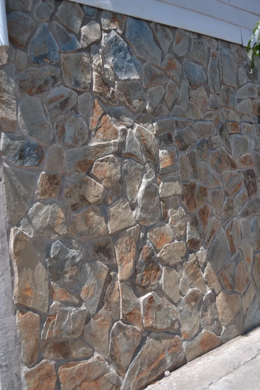 Detalle de muro con piedra laja — textura y juntas