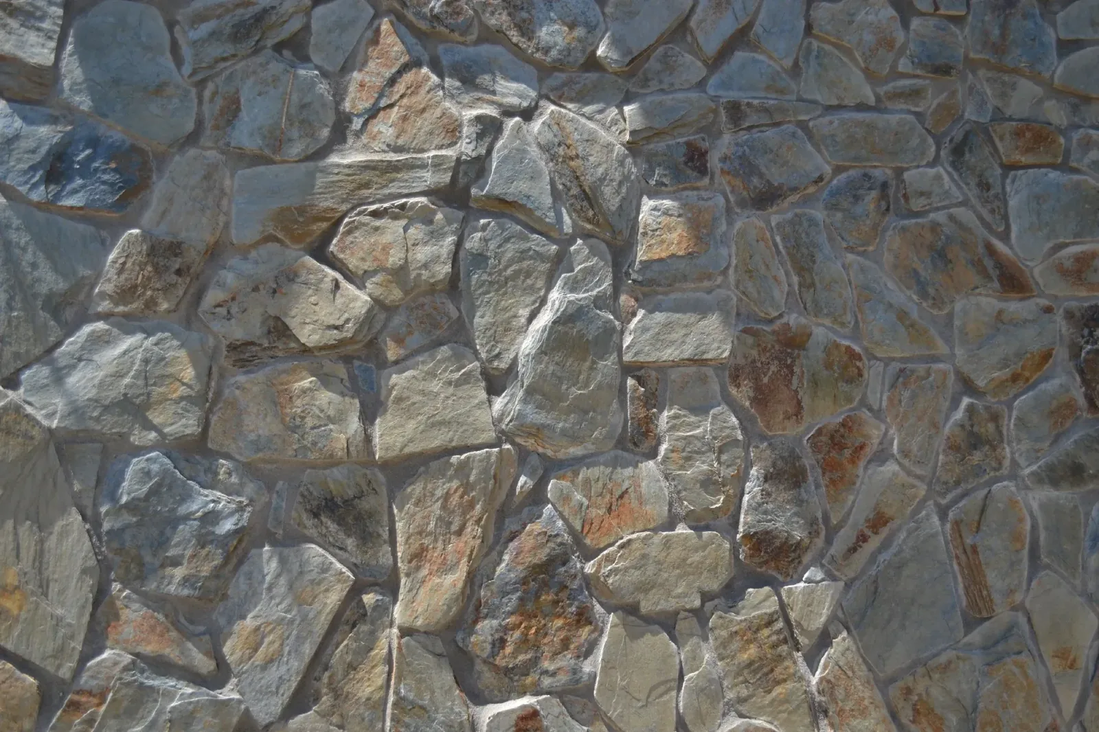 Revestimiento con piedra laja en obra, pilares y muros